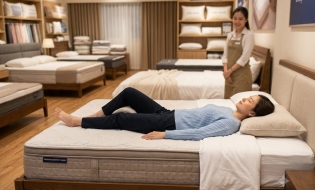 Bí quyết chọn nệm theo tư thế ngủ & hướng dẫn thử nệm tại cửa hàng
